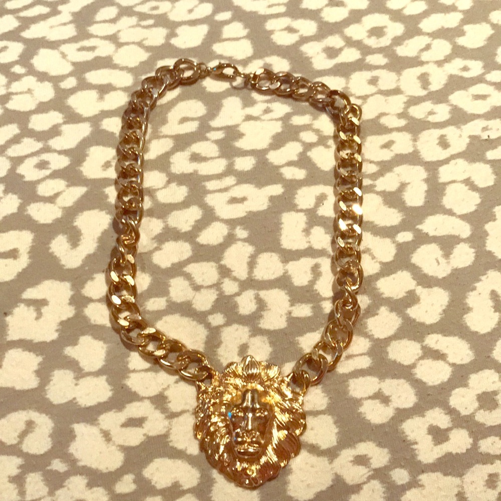 Short lion necklace